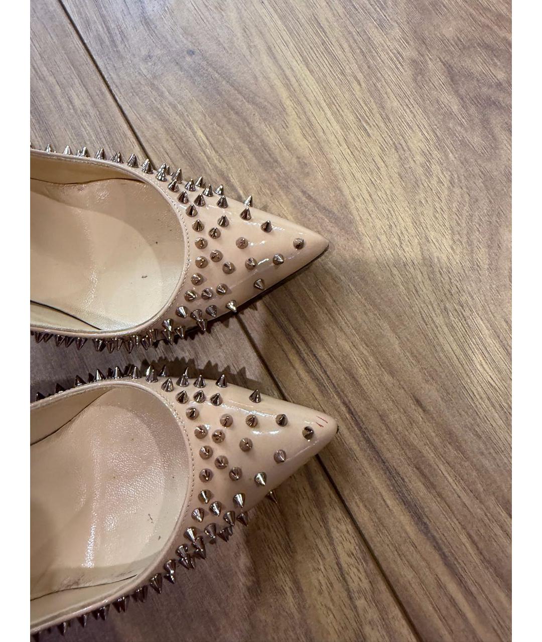 CHRISTIAN LOUBOUTIN Бежевые туфли из лакированной кожи, фото 7