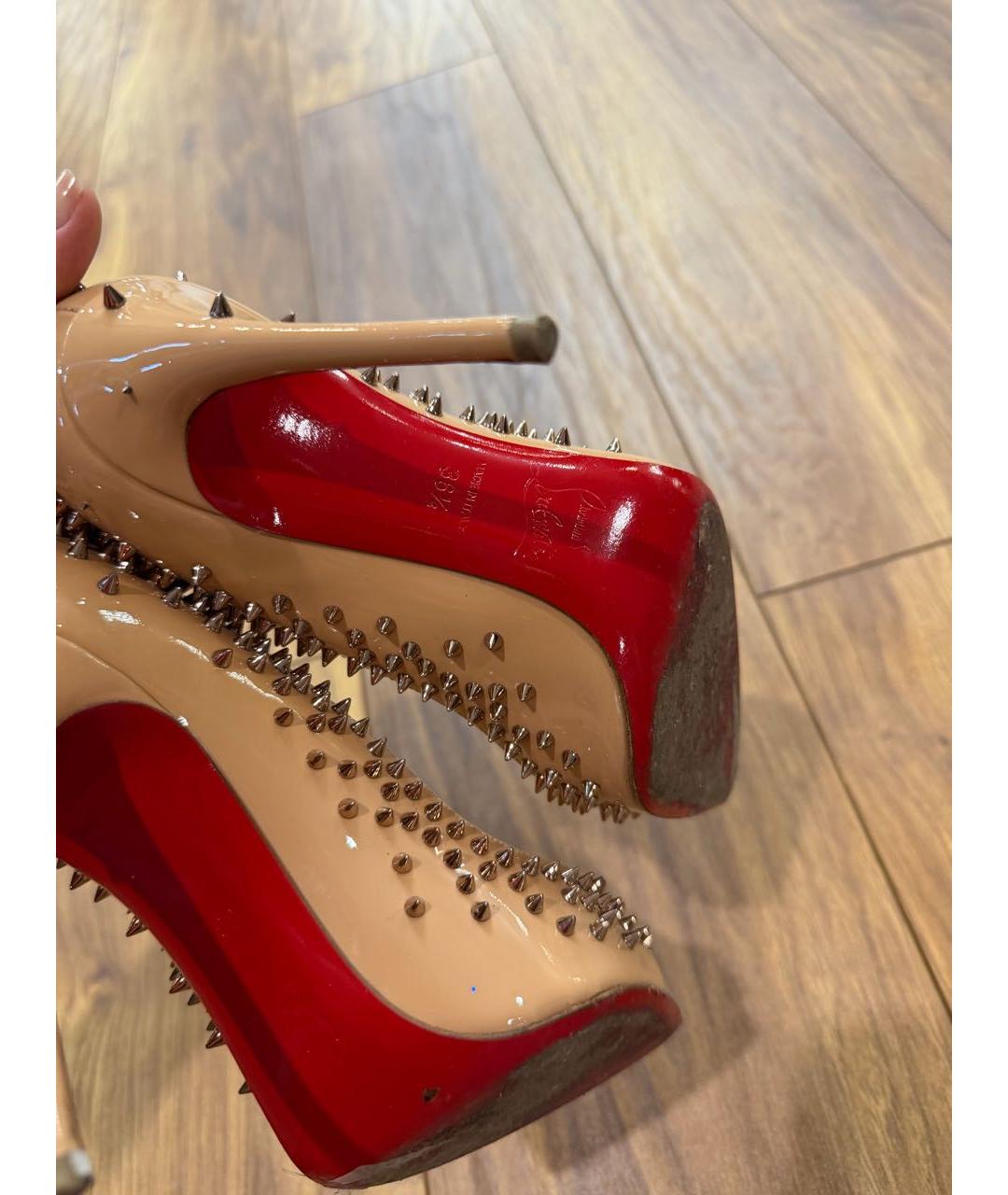 CHRISTIAN LOUBOUTIN Бежевые туфли из лакированной кожи, фото 4