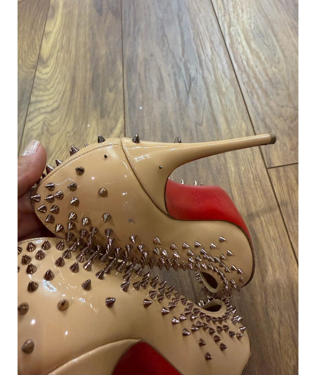 CHRISTIAN LOUBOUTIN Бежевые туфли из лакированной кожи, фото 6