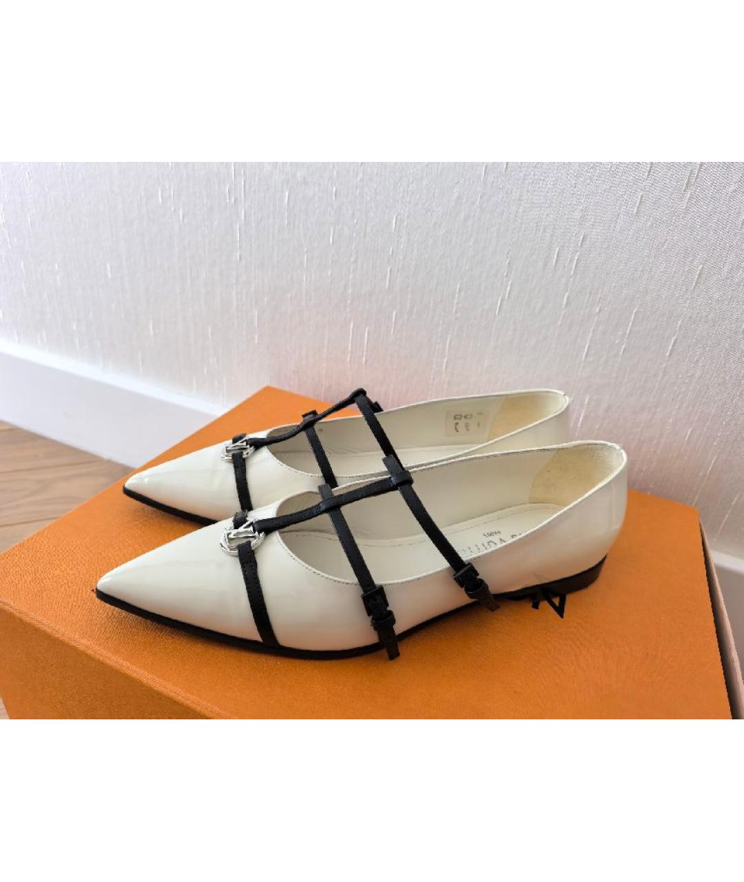 LOUIS VUITTON Бежевые балетки из лакированной кожи, фото 6