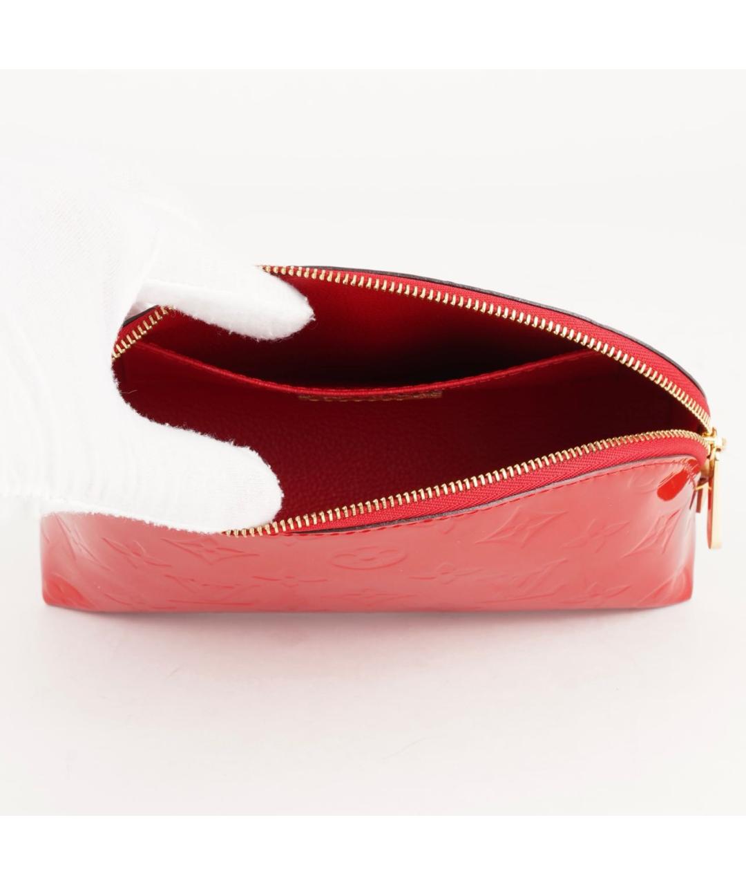 LOUIS VUITTON Красная косметичка из лакированной кожи, фото 6