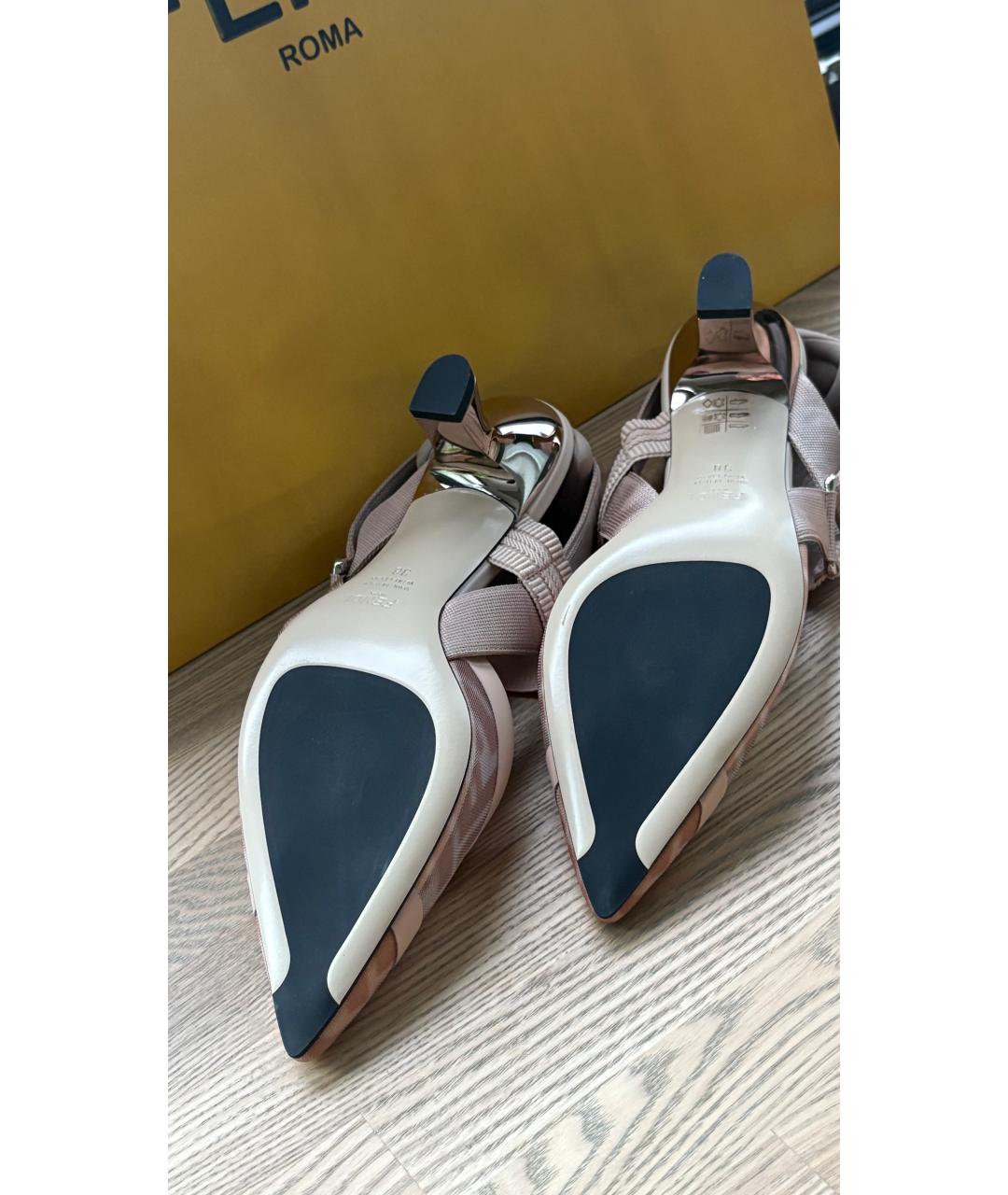 FENDI Бежевые босоножки, фото 5