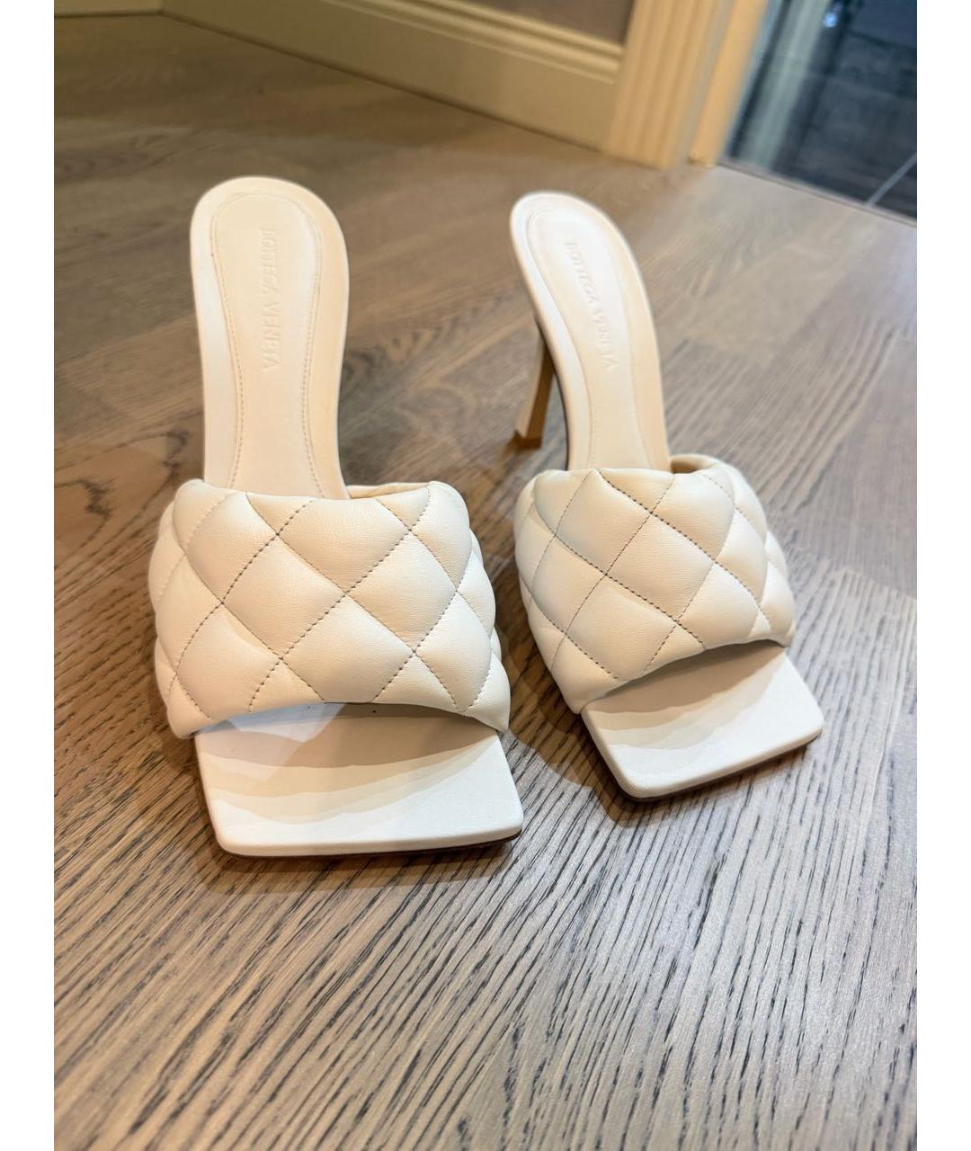 BOTTEGA VENETA Белые кожаные мюли, фото 2