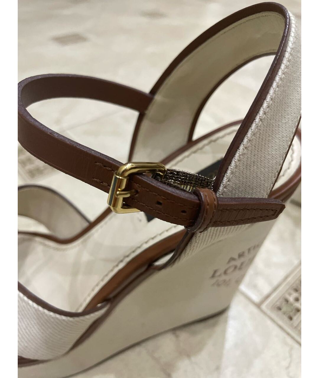 LOUIS VUITTON Бежевые текстильные босоножки, фото 7
