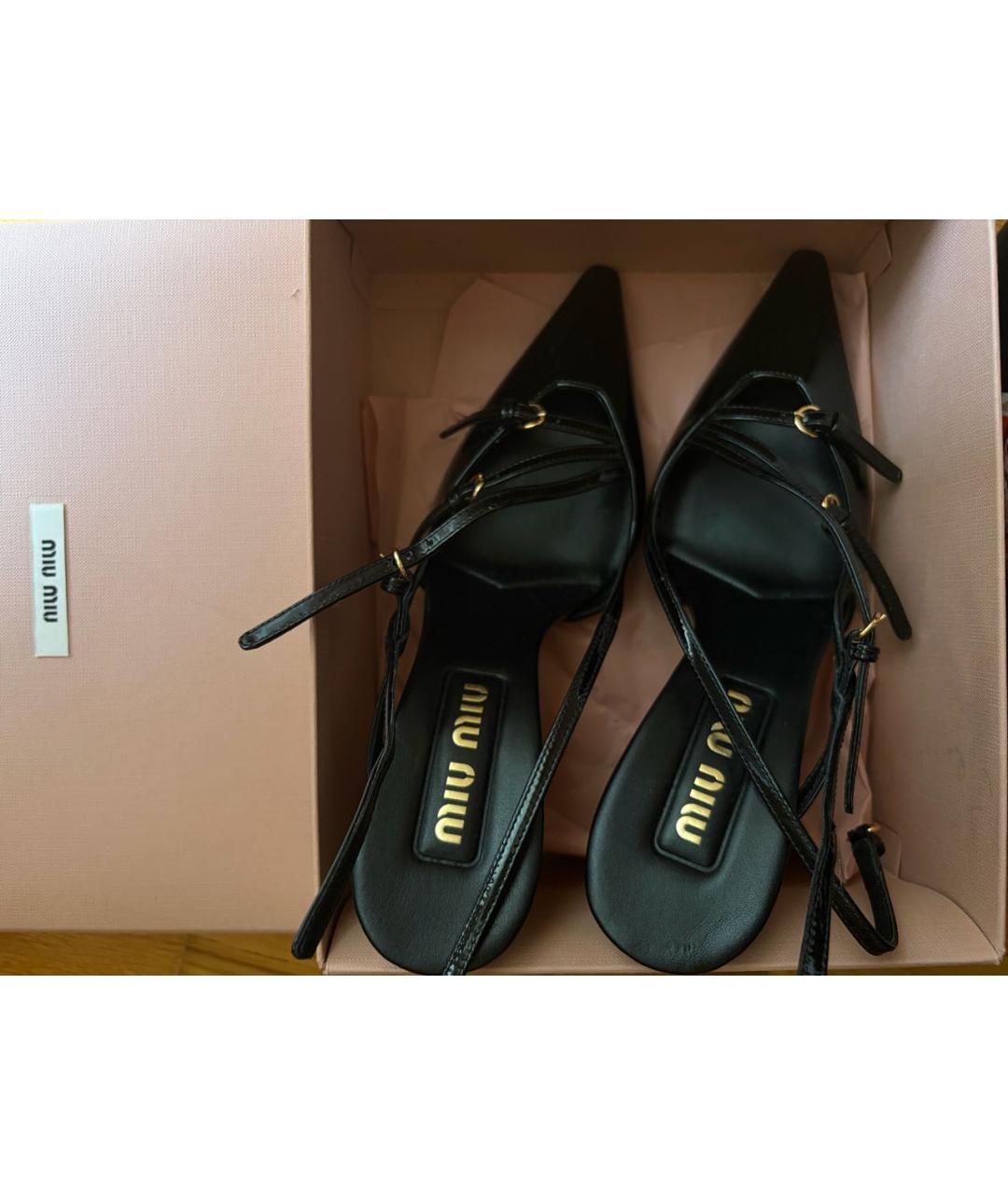 MIU MIU Черные лодочки на низком каблуке из лакированной кожи, фото 3
