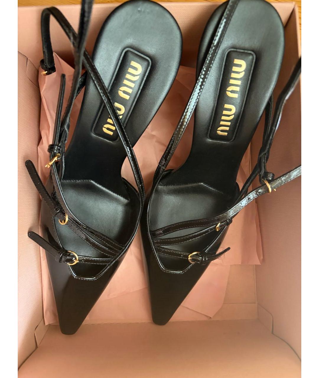 MIU MIU Черные лодочки на низком каблуке из лакированной кожи, фото 2