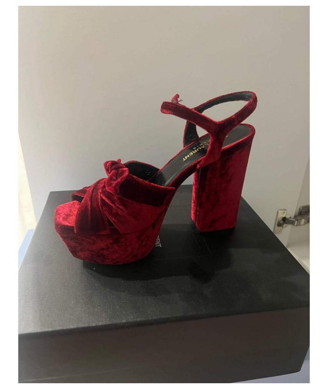SAINT LAURENT Красные бархатные босоножки, фото 6