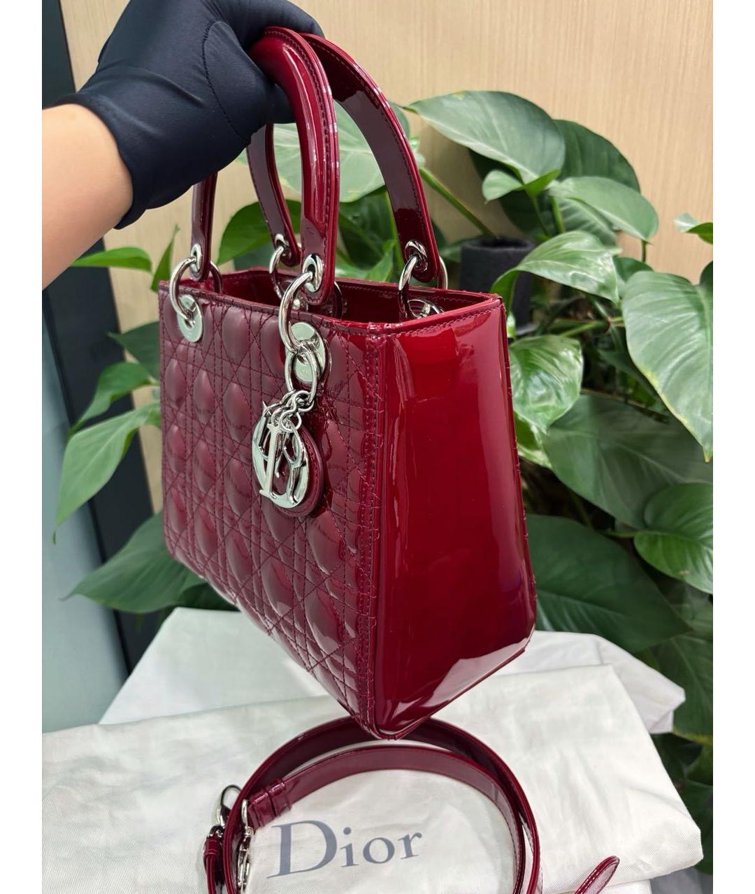 CHRISTIAN DIOR Красная сумка через плечо из лакированной кожи, фото 3