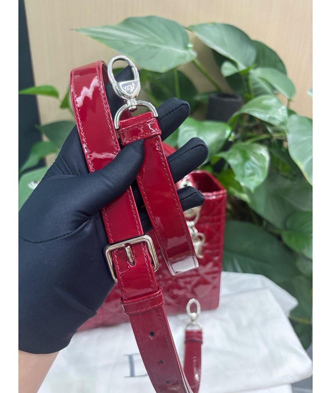 CHRISTIAN DIOR Красная сумка через плечо из лакированной кожи, фото 6