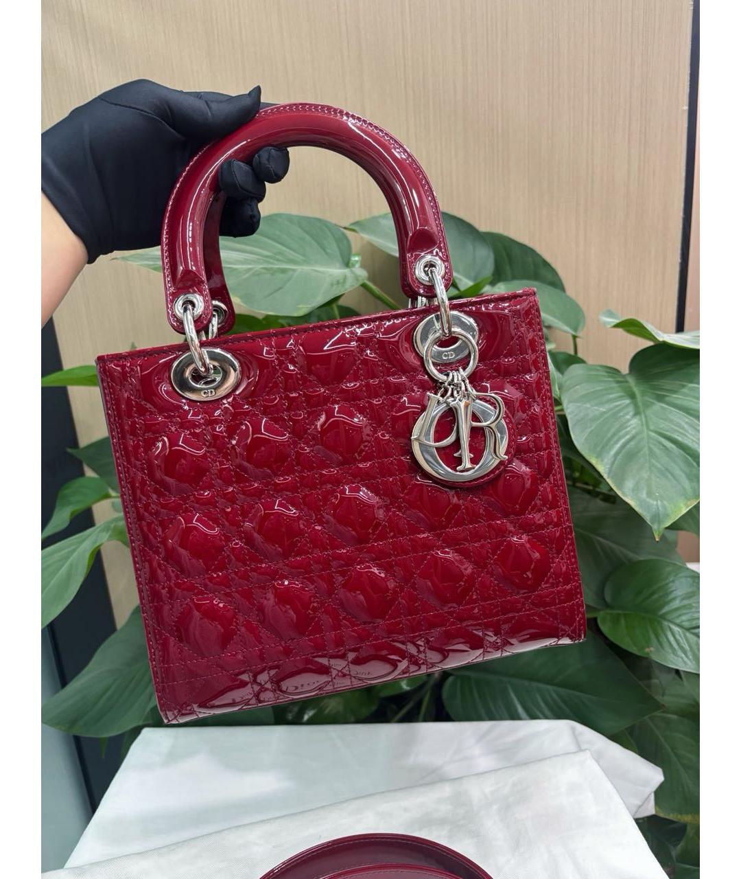 CHRISTIAN DIOR Красная сумка через плечо из лакированной кожи, фото 8