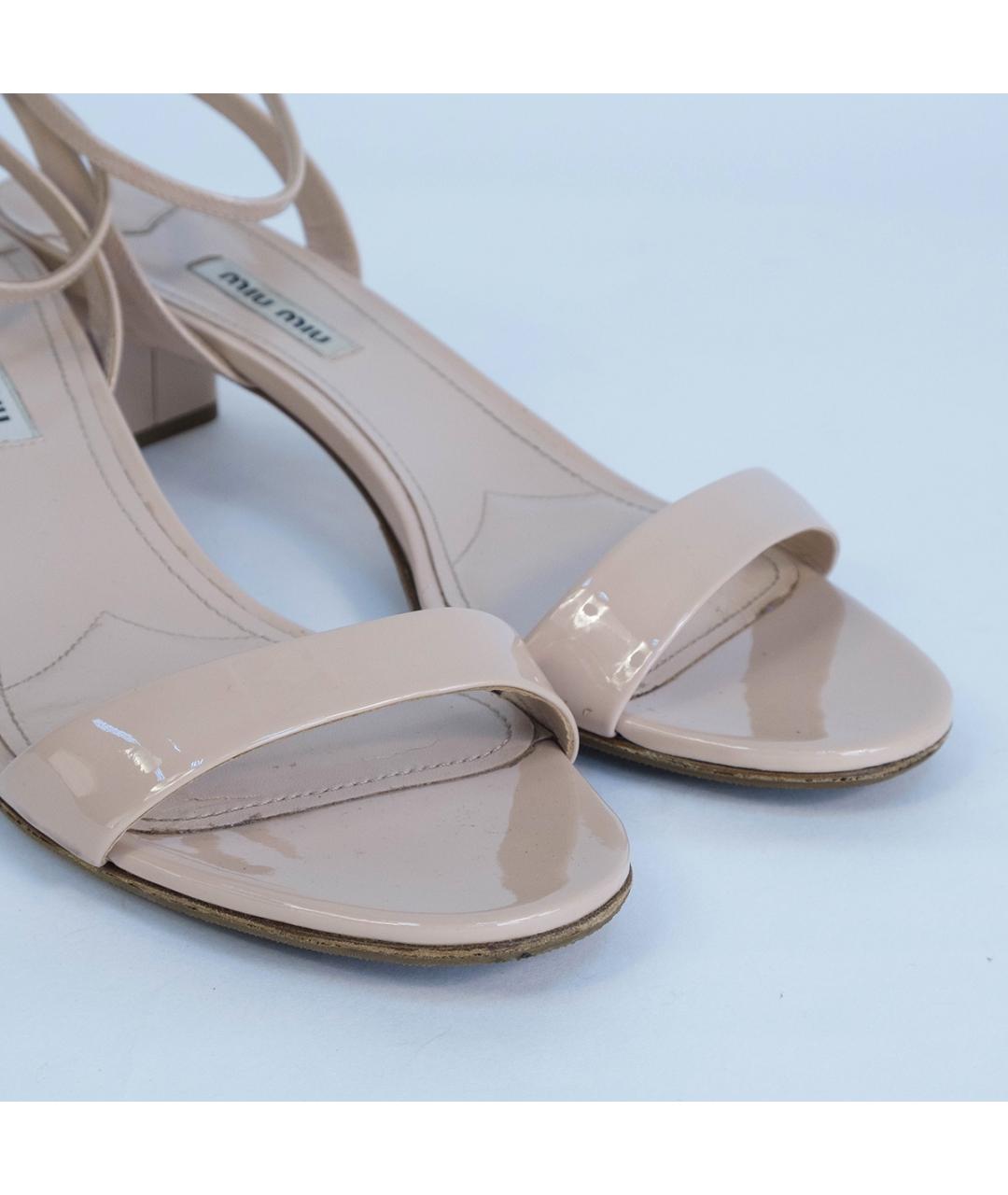 MIU MIU Бежевые босоножки из лакированной кожи, фото 4