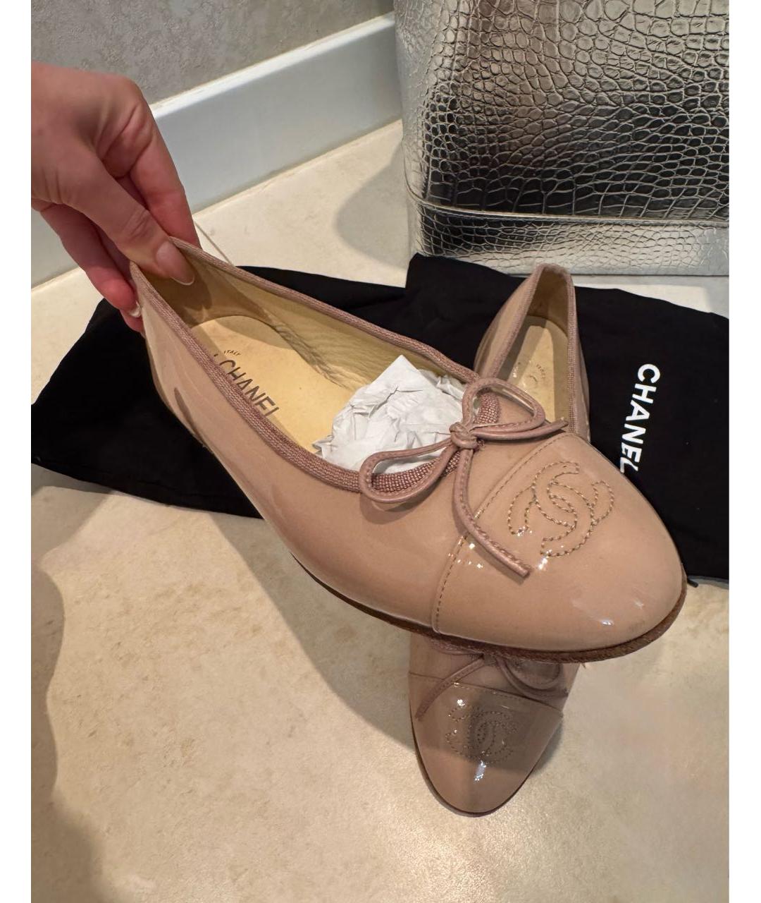 CHANEL Бежевые балетки из лакированной кожи, фото 3