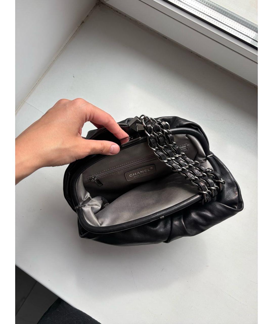 CHANEL Черная кожаная сумка с короткими ручками, фото 5