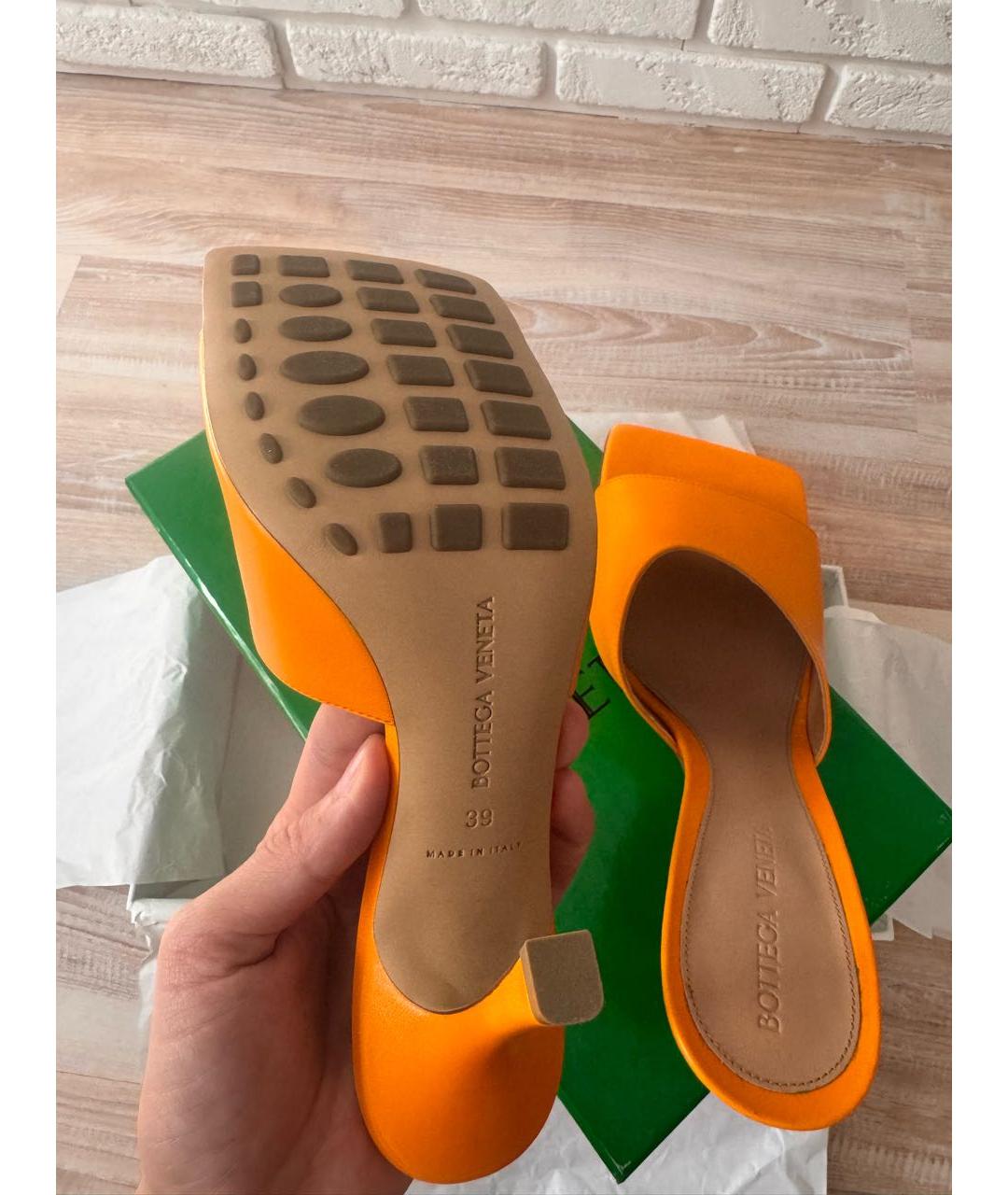 BOTTEGA VENETA Оранжевые кожаные мюли, фото 5
