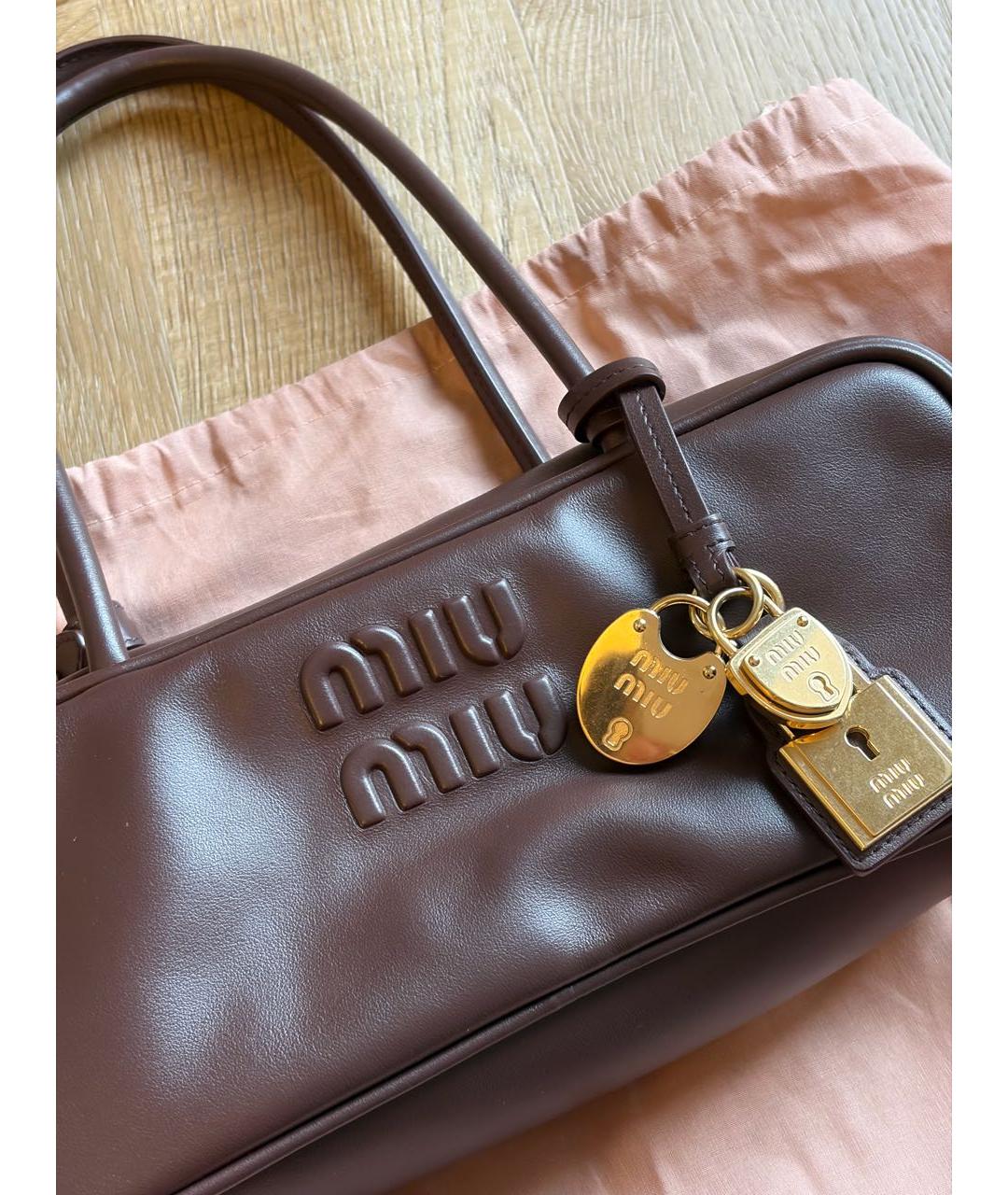 MIU MIU Коричневая кожаная сумка с короткими ручками, фото 5