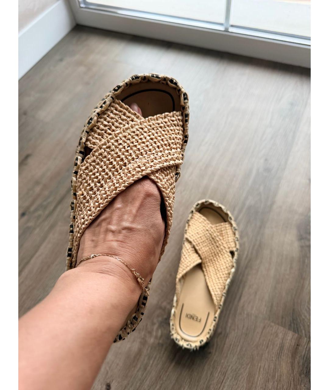 FENDI Бежевые сабо, фото 4