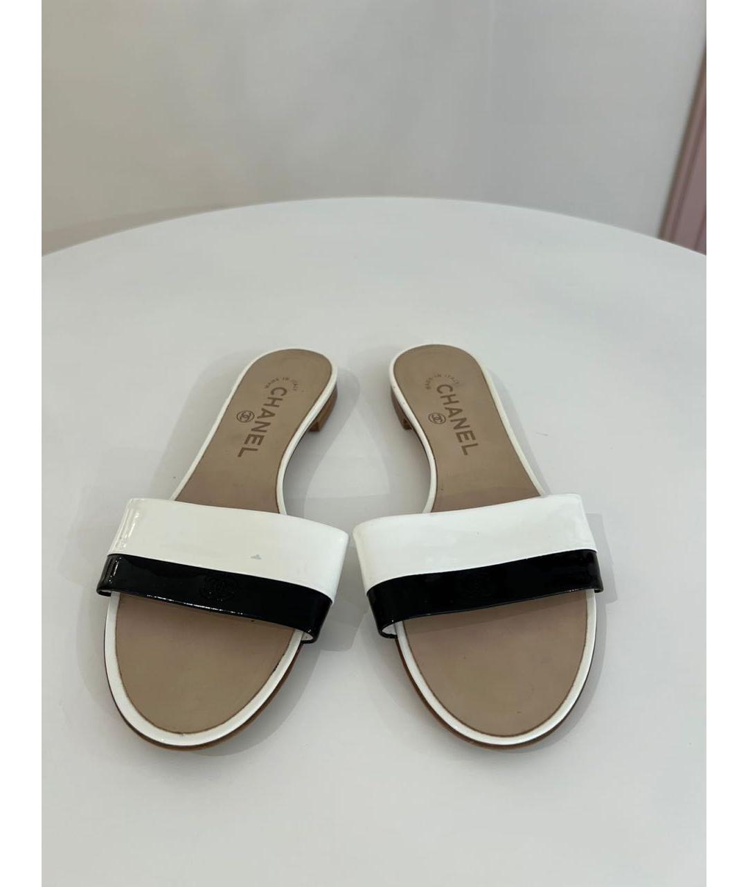 CHANEL Белые шлепанцы из лакированной кожи, фото 2