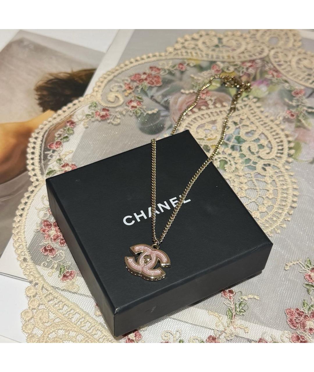 CHANEL Розовая металлическая подвеска, фото 3