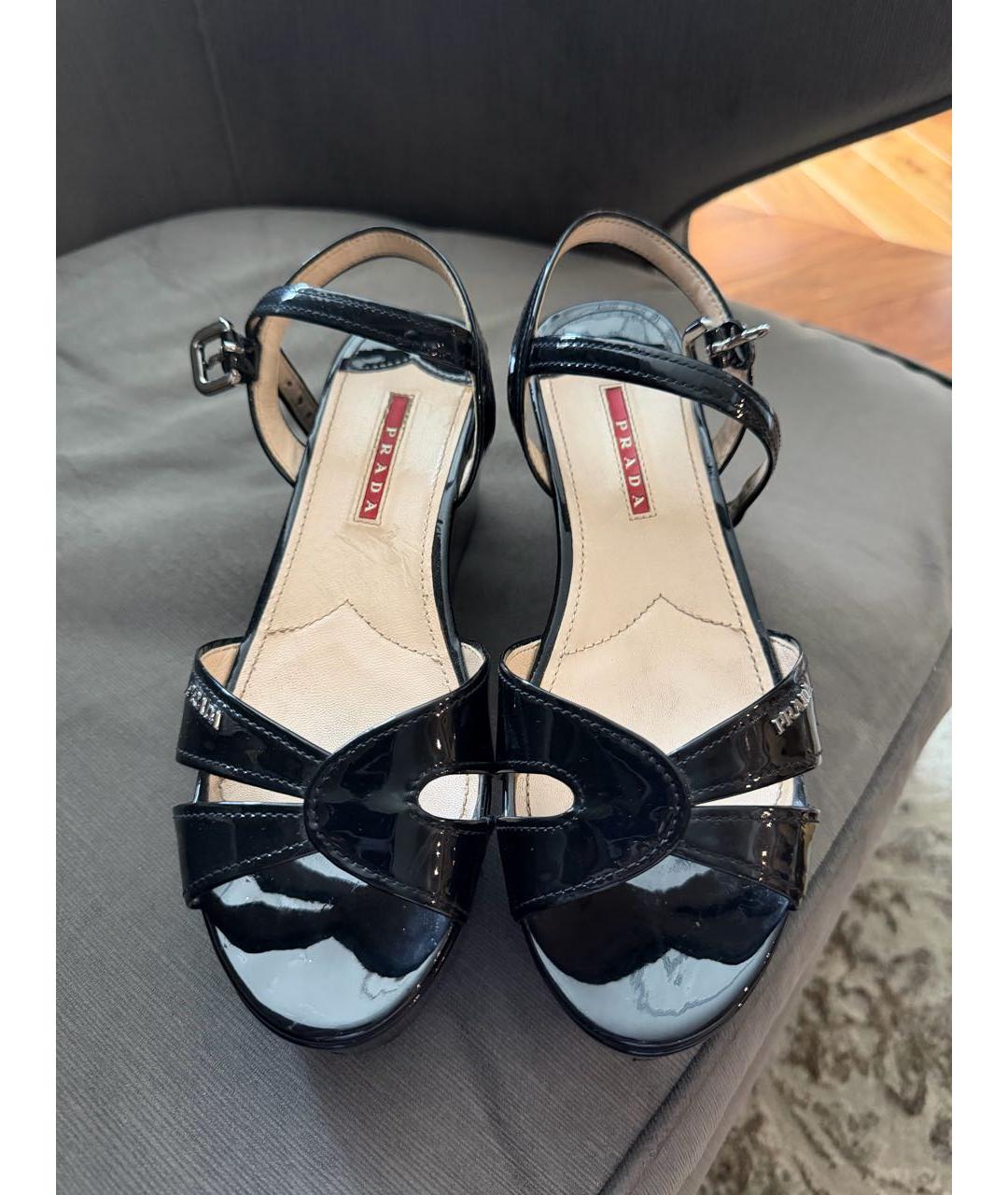 PRADA Черные босоножки из лакированной кожи, фото 2