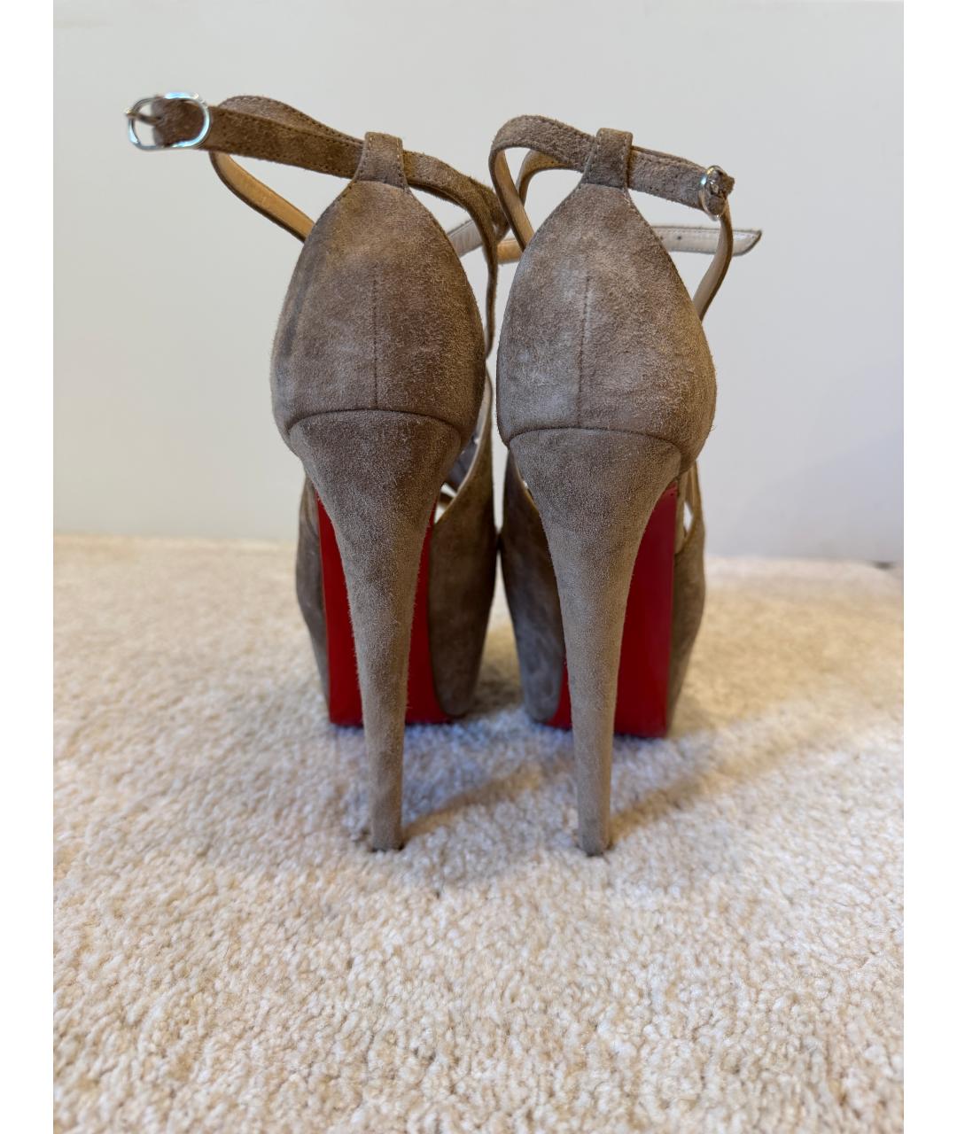 CHRISTIAN LOUBOUTIN Бежевые замшевые туфли, фото 4