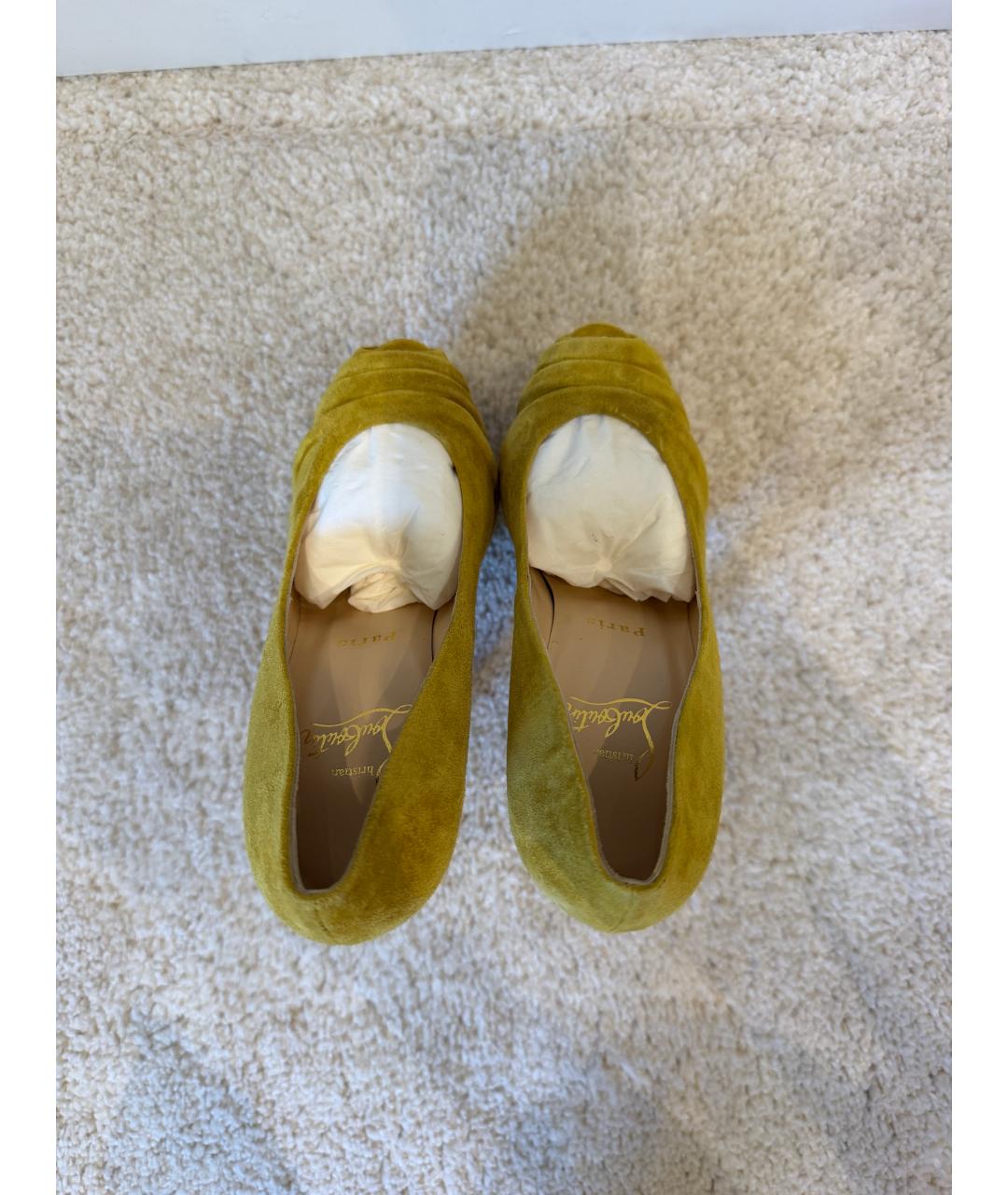 CHRISTIAN LOUBOUTIN Горчичные замшевые туфли, фото 3