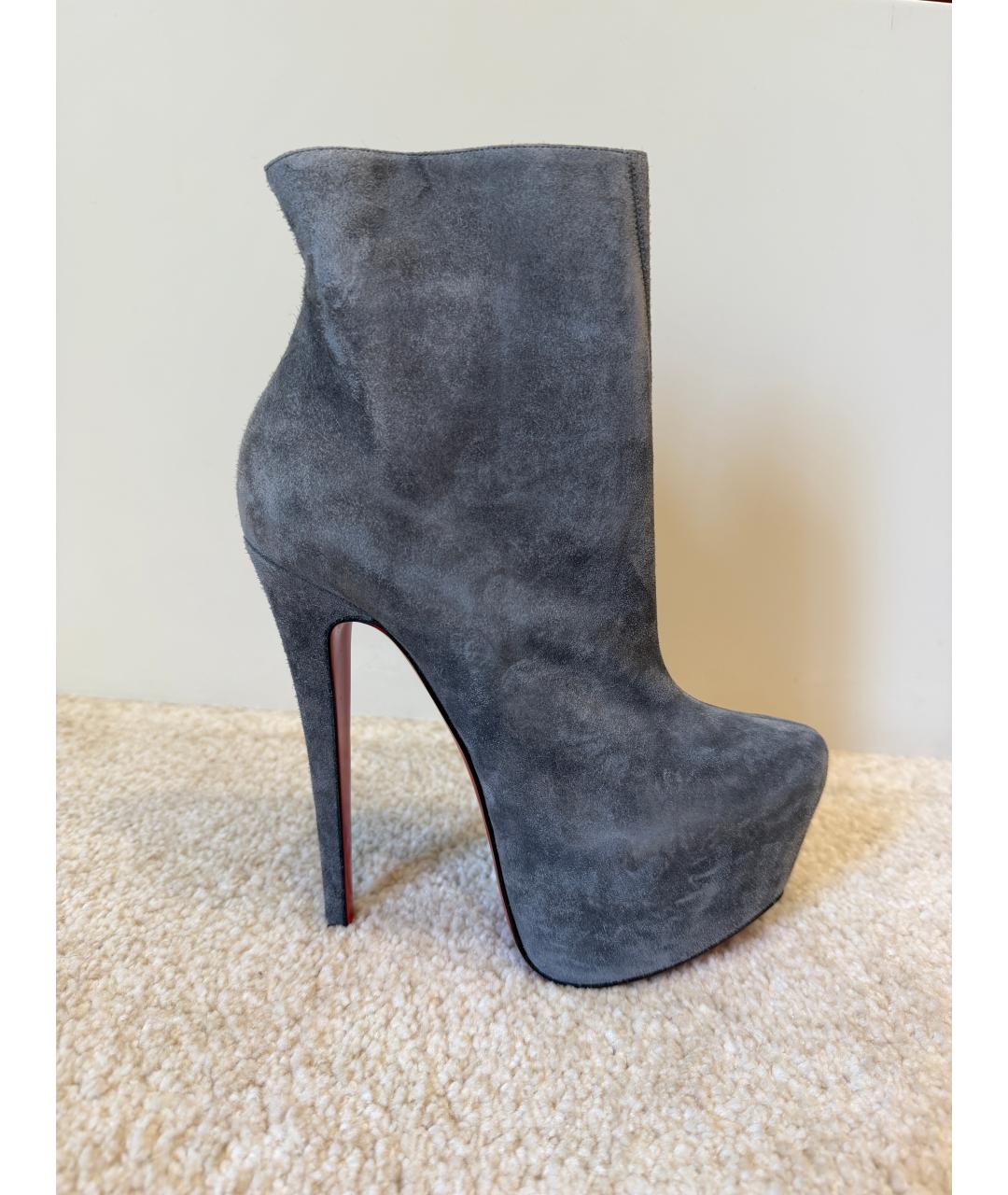 CHRISTIAN LOUBOUTIN Серые замшевые ботильоны, фото 8