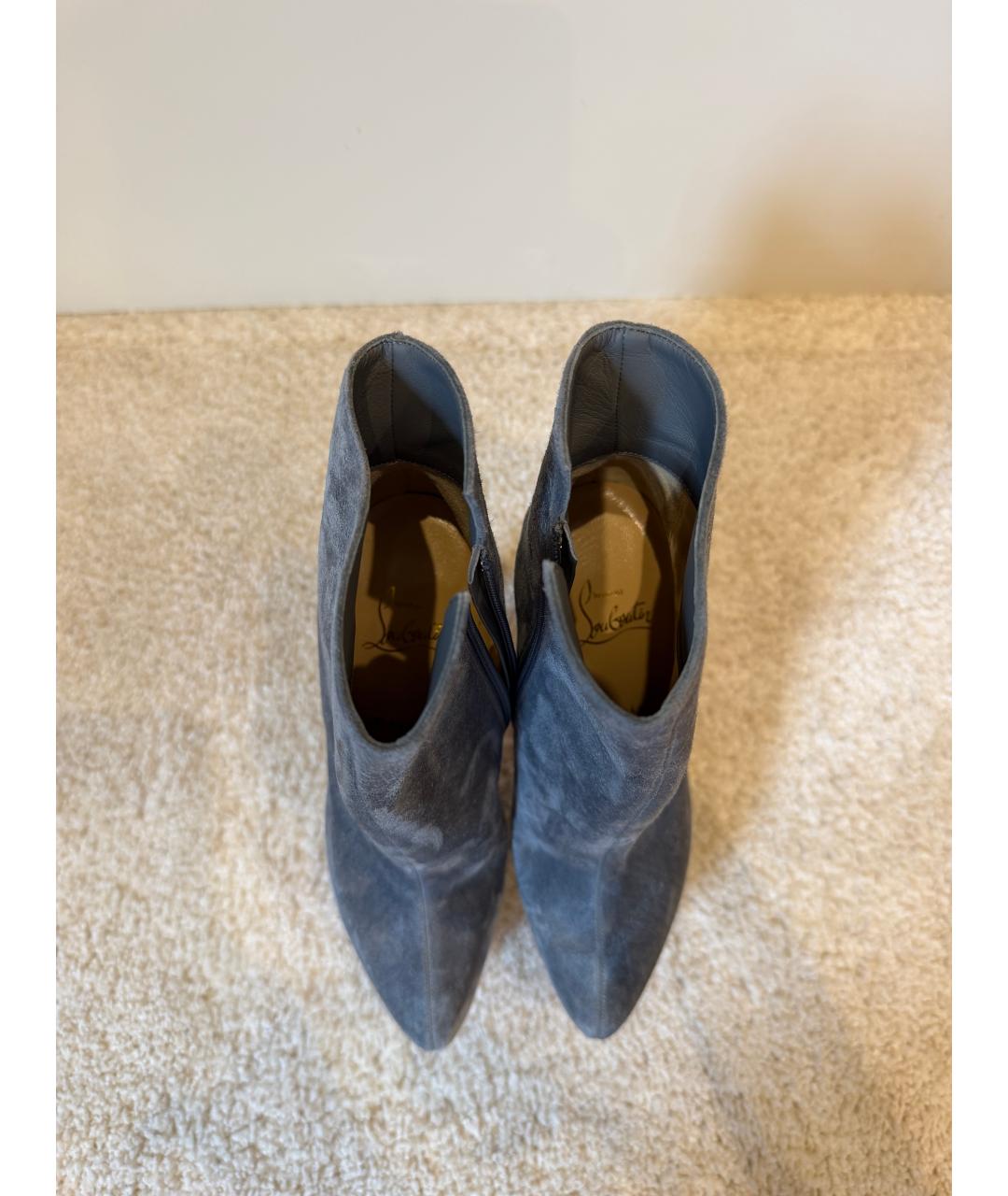 CHRISTIAN LOUBOUTIN Серые замшевые ботильоны, фото 3