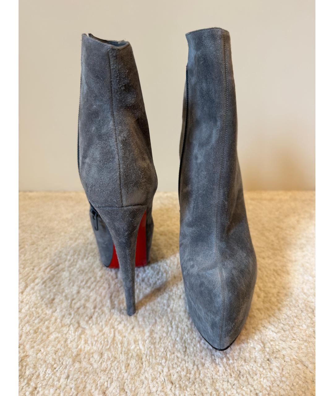 CHRISTIAN LOUBOUTIN Серые замшевые ботильоны, фото 6