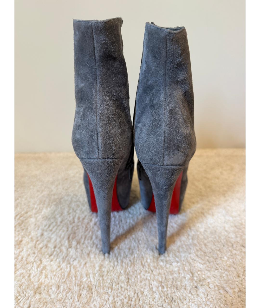 CHRISTIAN LOUBOUTIN Серые замшевые ботильоны, фото 4