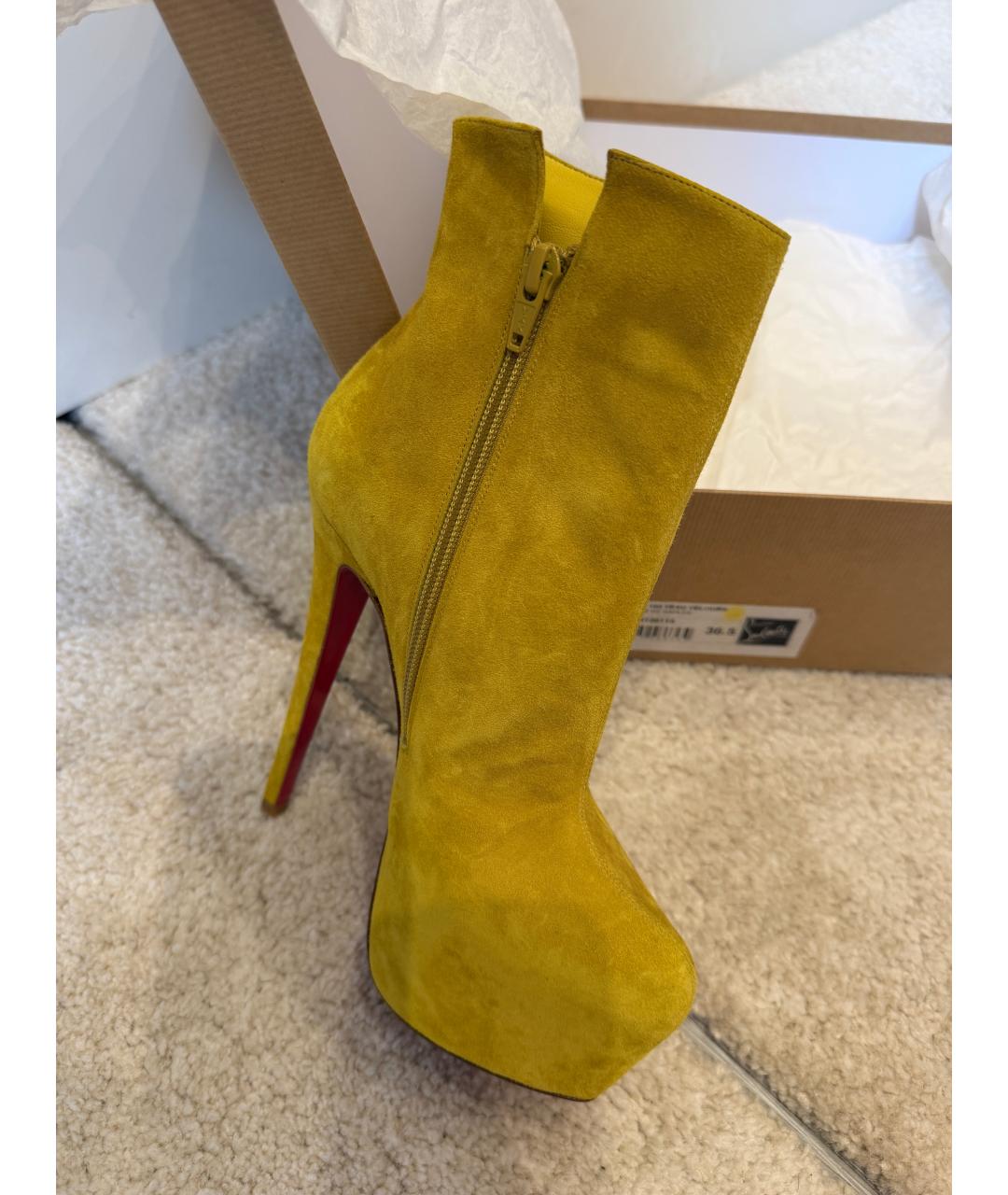CHRISTIAN LOUBOUTIN Горчичные замшевые ботильоны, фото 7