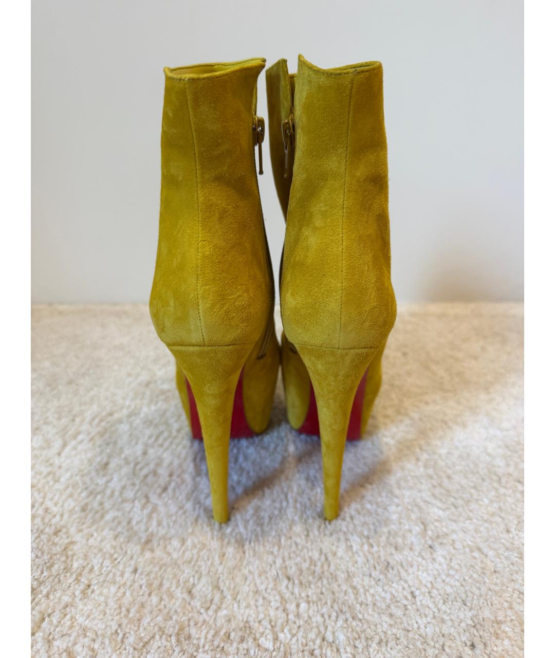 CHRISTIAN LOUBOUTIN Горчичные замшевые ботильоны, фото 4