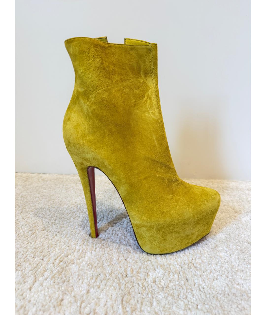 CHRISTIAN LOUBOUTIN Горчичные замшевые ботильоны, фото 8