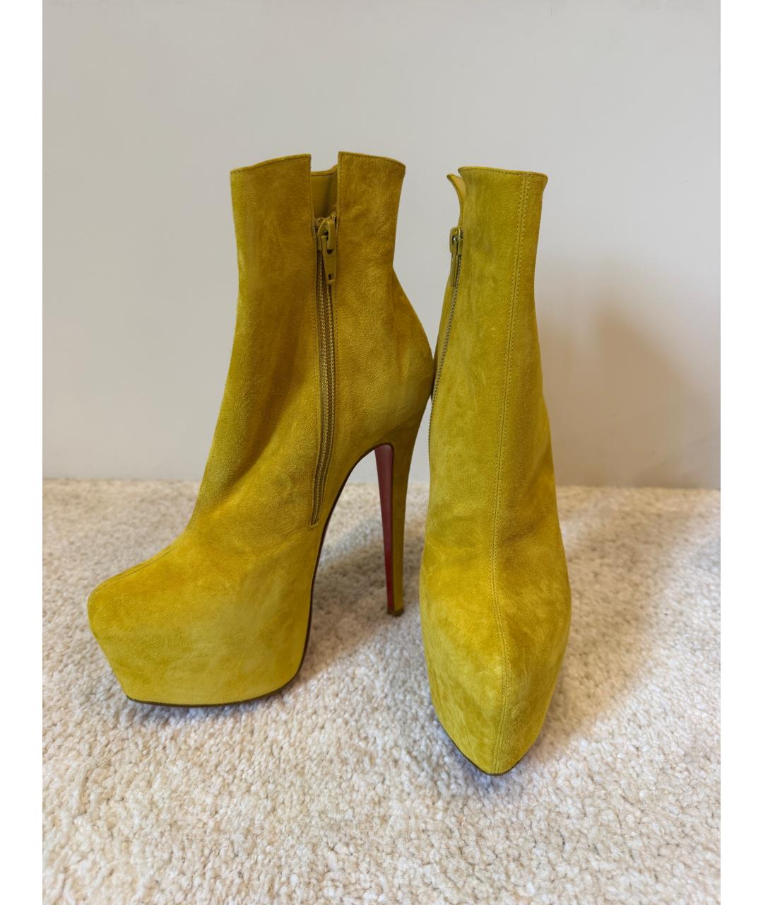 CHRISTIAN LOUBOUTIN Горчичные замшевые ботильоны, фото 6