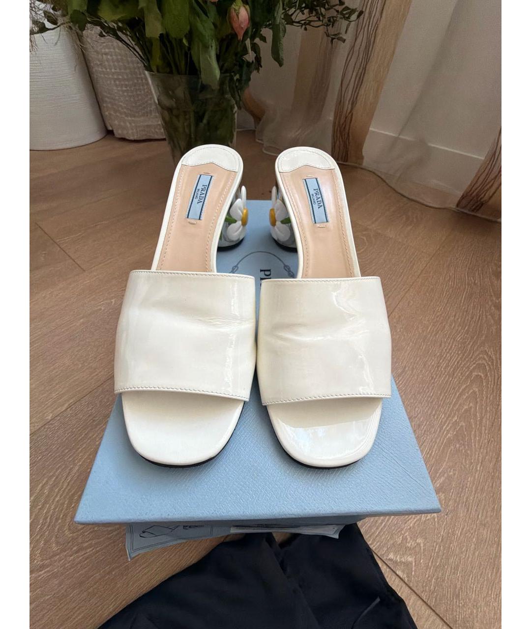 PRADA Белые мюли из лакированной кожи, фото 2