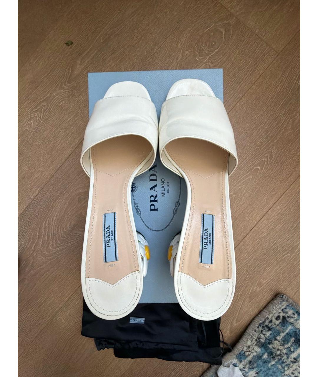 PRADA Белые мюли из лакированной кожи, фото 3