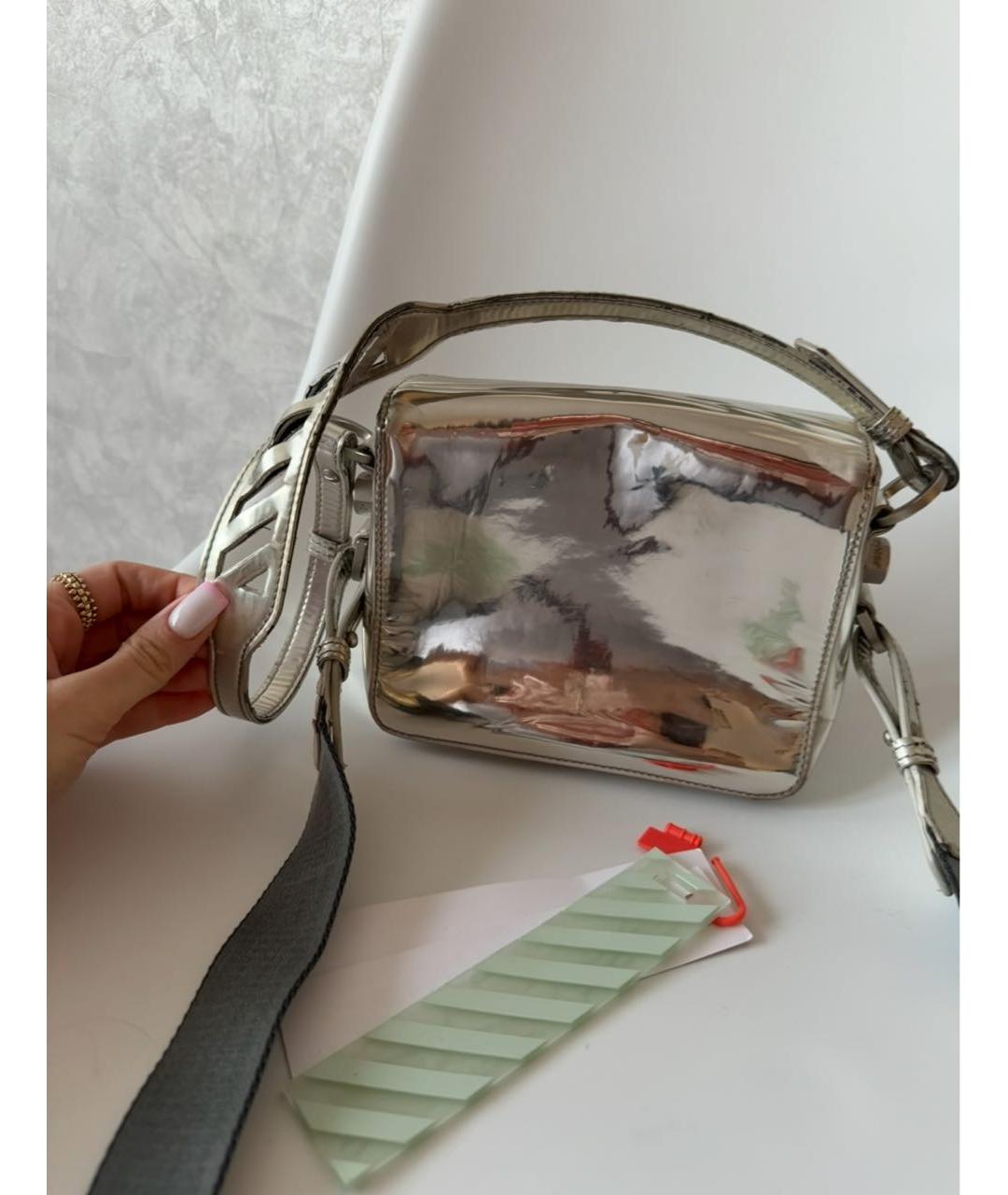 OFF-WHITE Серебряная сумка тоут из лакированной кожи, фото 3