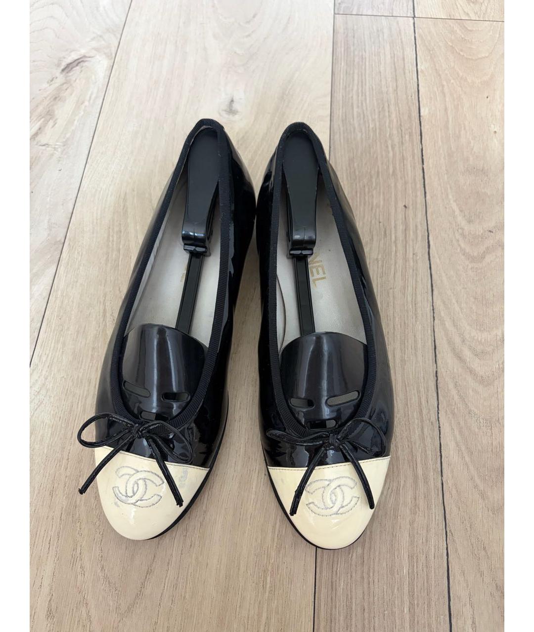 CHANEL Черные балетки из лакированной кожи, фото 2