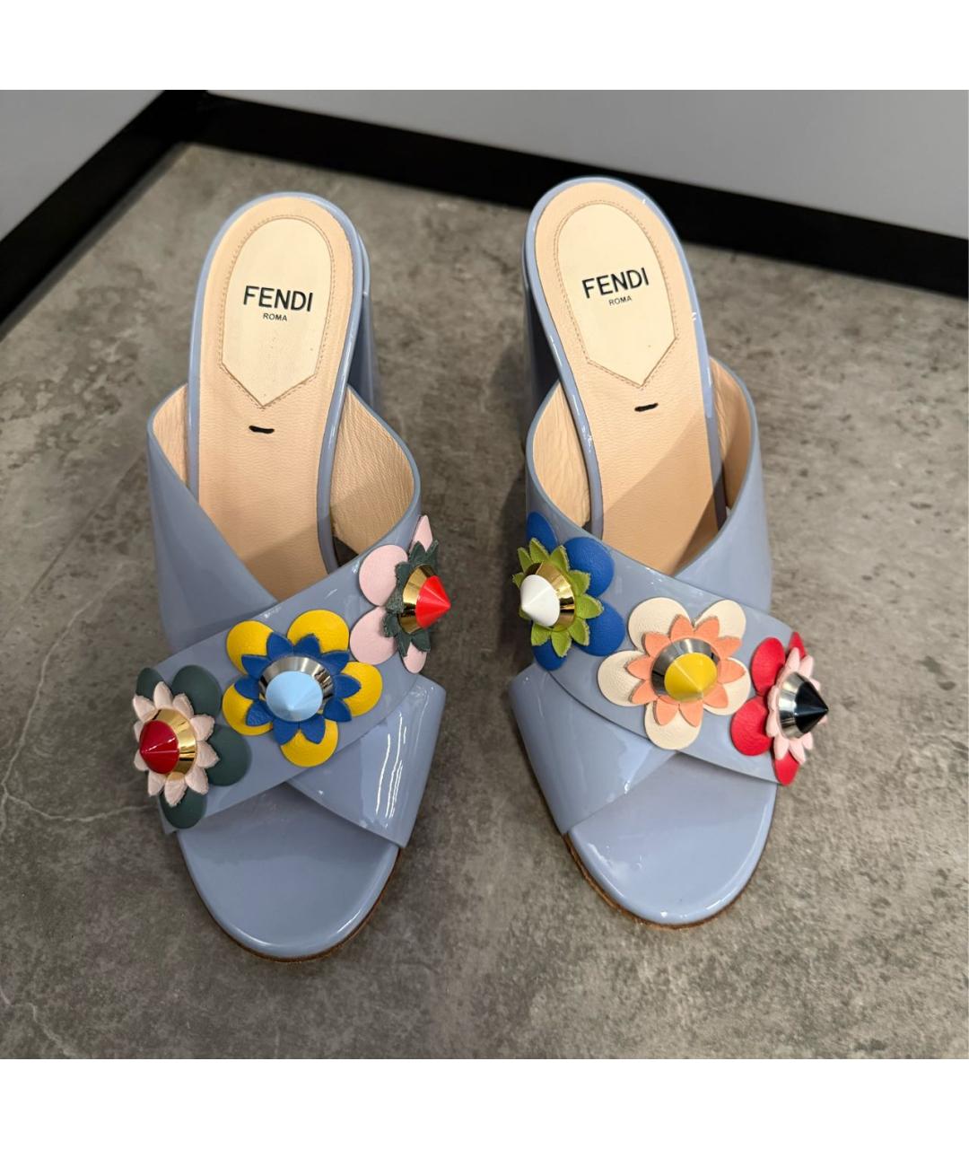 FENDI Голубые мюли из лакированной кожи, фото 5