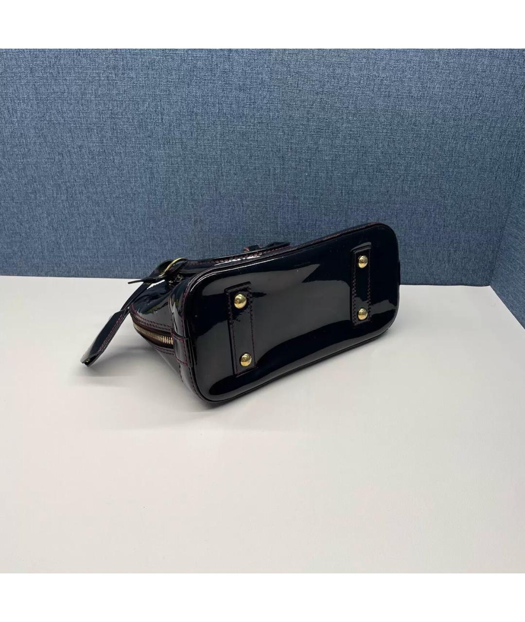 LOUIS VUITTON Черная сумка через плечо из лакированной кожи, фото 6