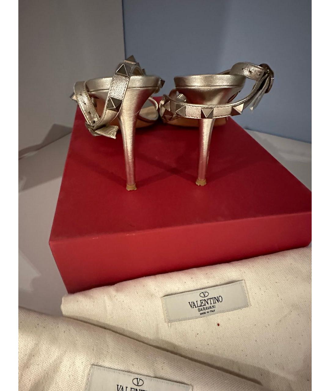 VALENTINO Золотые кожаные босоножки, фото 3