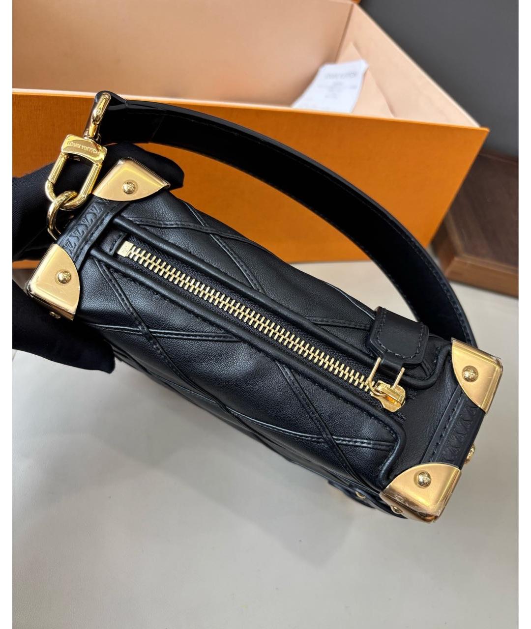 LOUIS VUITTON Черная кожаная сумка с короткими ручками, фото 6