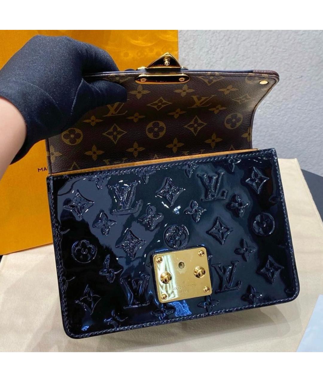 LOUIS VUITTON Черная сумка с короткими ручками из лакированной кожи, фото 6