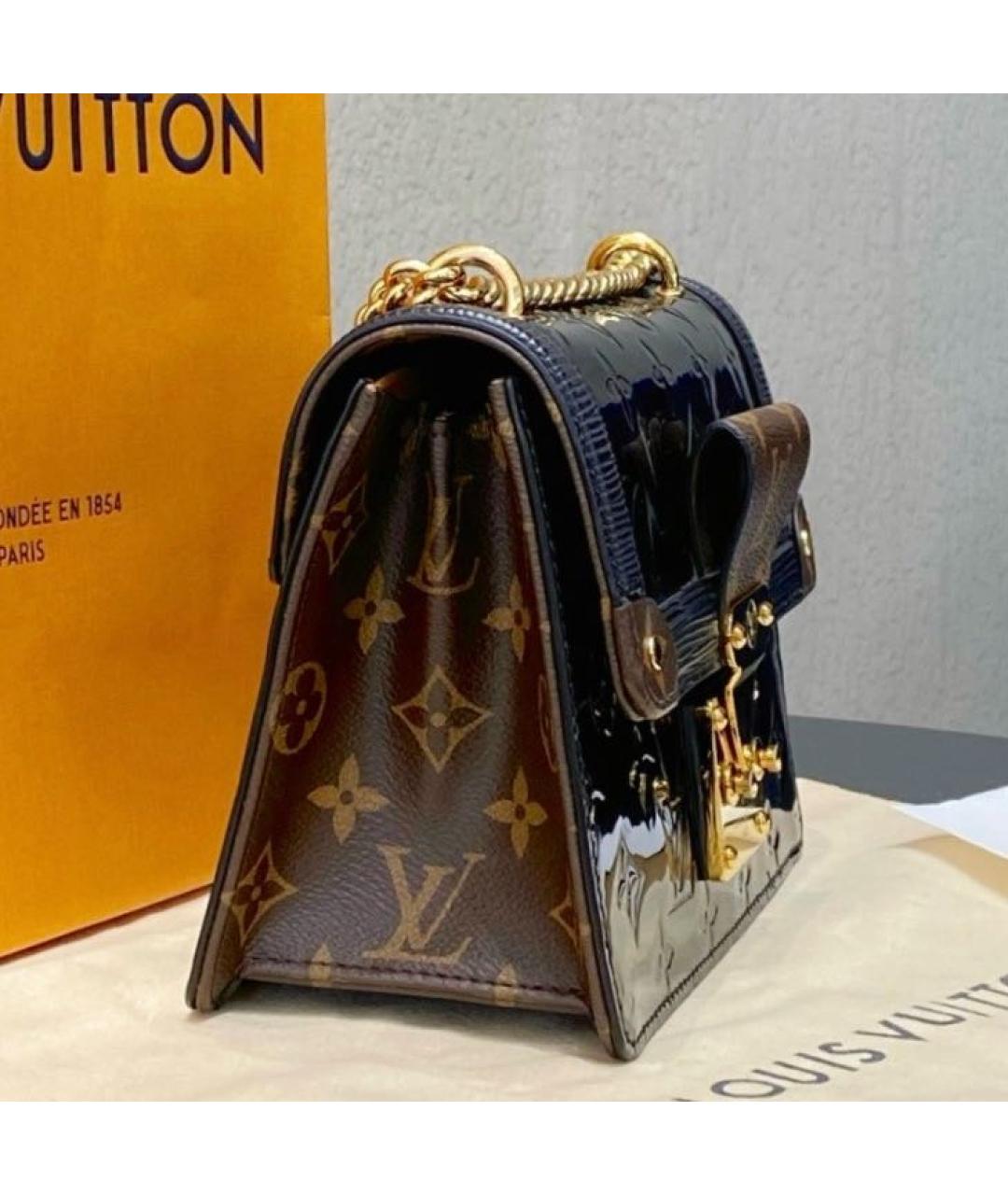 LOUIS VUITTON Черная сумка с короткими ручками из лакированной кожи, фото 4
