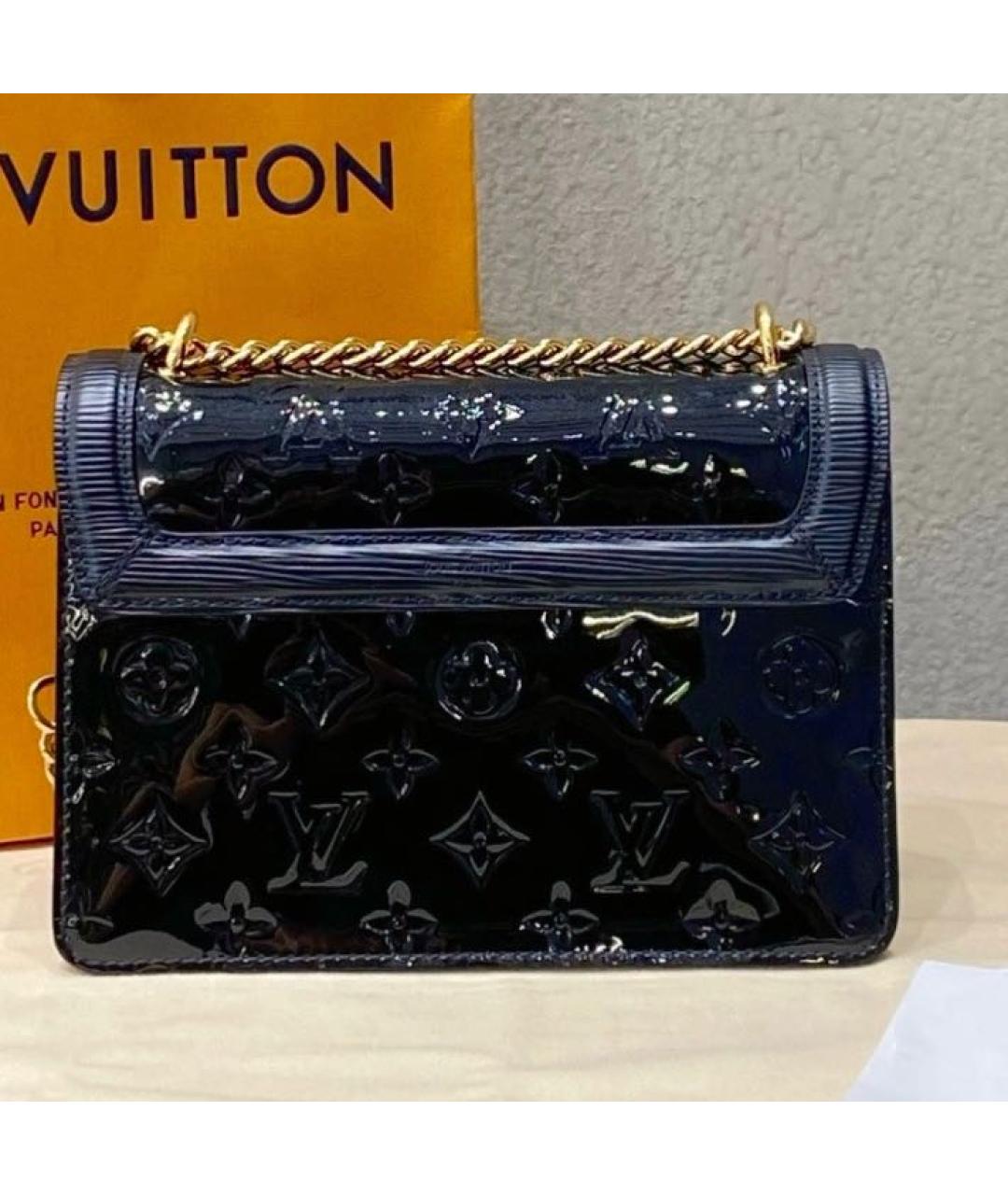 LOUIS VUITTON Черная сумка с короткими ручками из лакированной кожи, фото 3