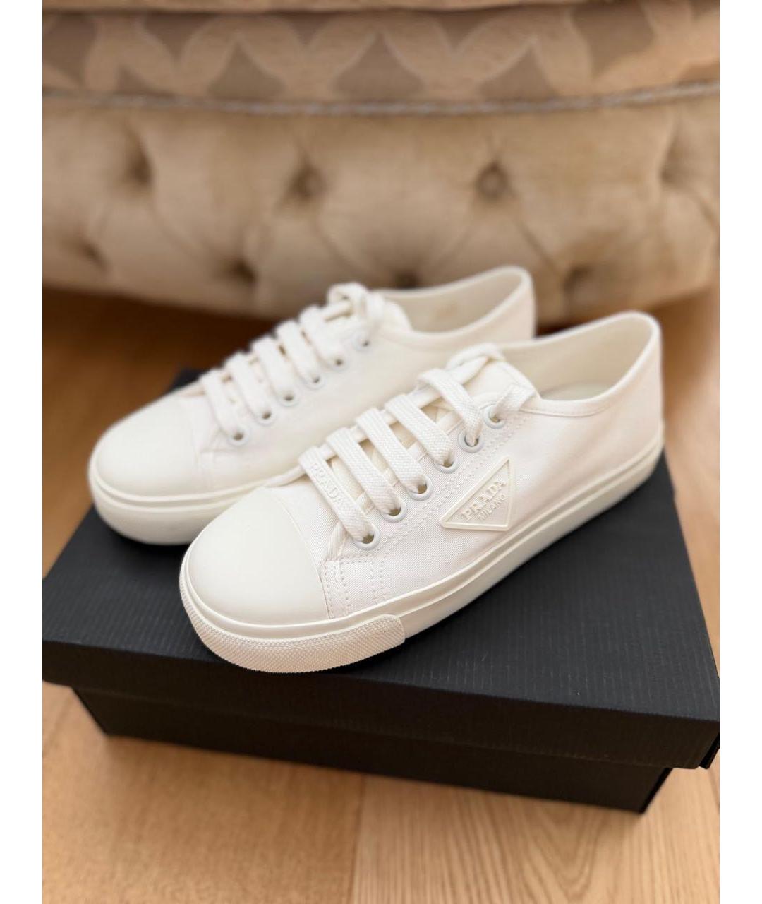PRADA Белые текстильные кеды, фото 3