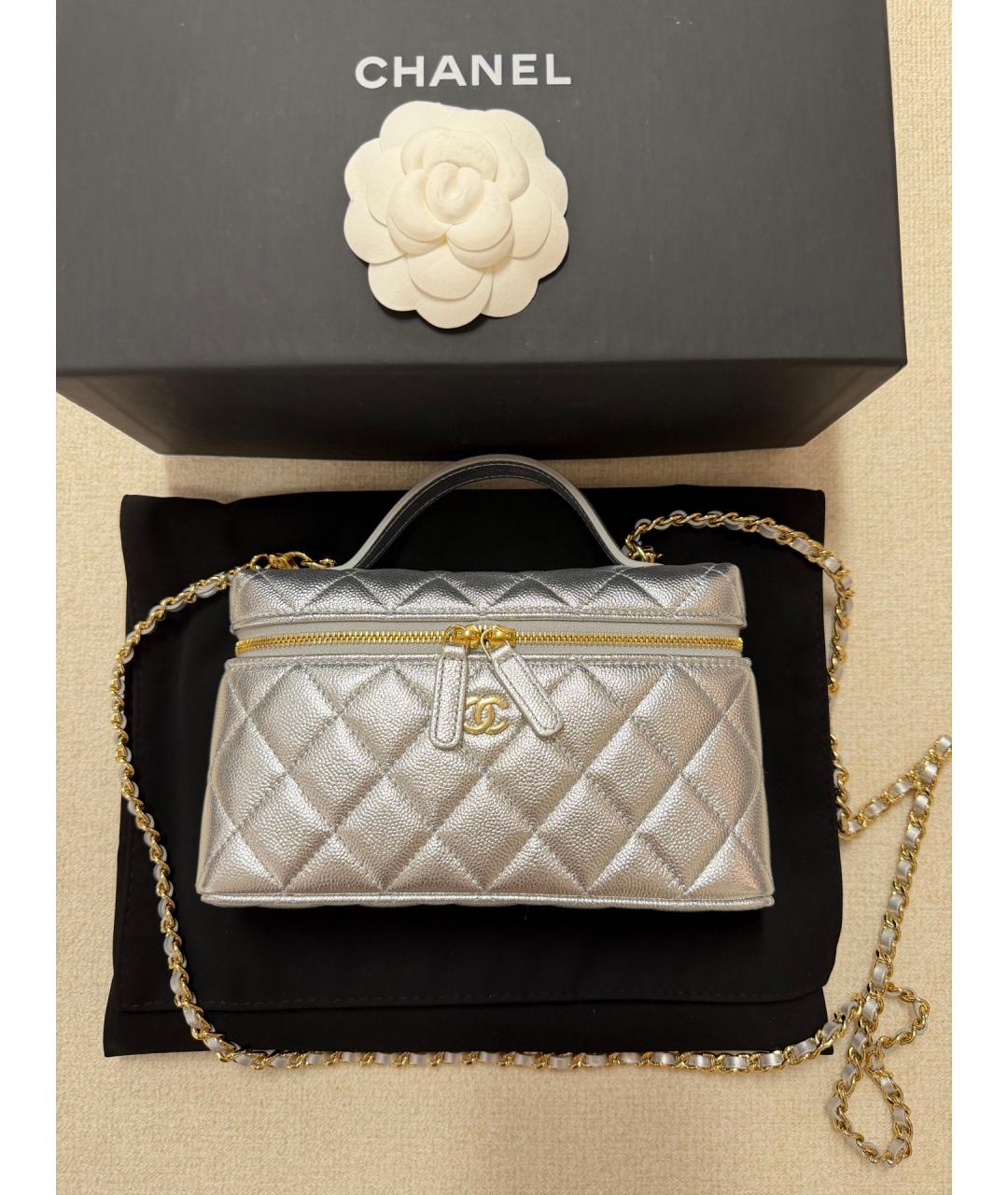 CHANEL Серебряная кожаная сумка с короткими ручками, фото 4