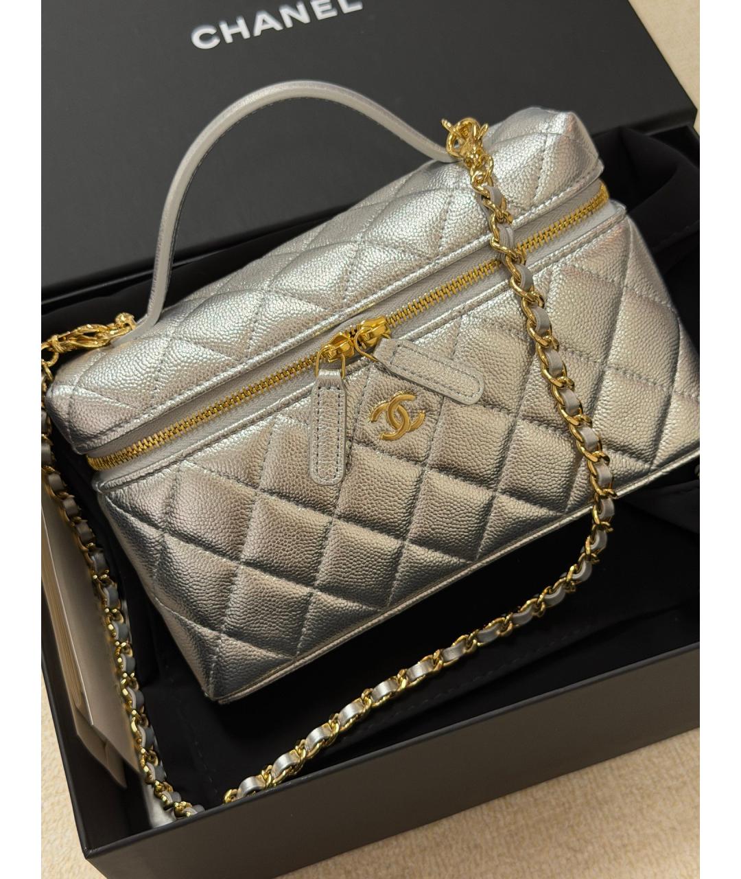 CHANEL Серебряная кожаная сумка с короткими ручками, фото 3
