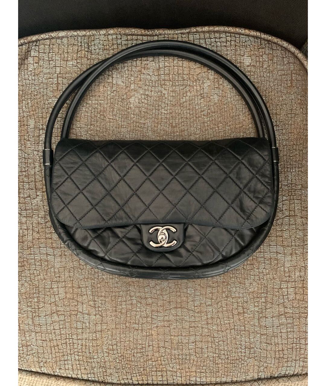 CHANEL Черная кожаная сумка с короткими ручками, фото 7