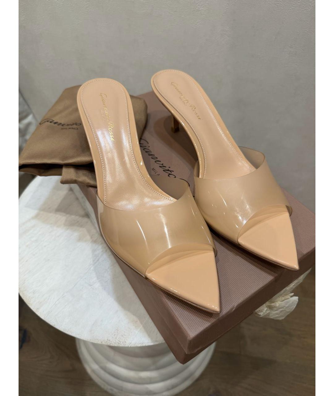 GIANVITO ROSSI Бежевые мюли из лакированной кожи, фото 7