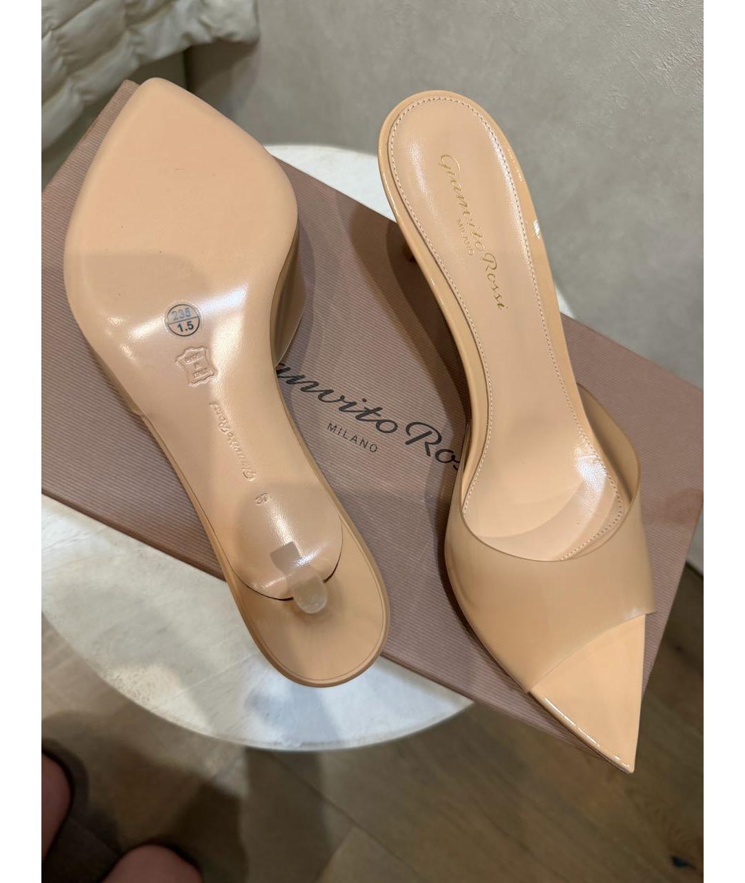 GIANVITO ROSSI Бежевые мюли из лакированной кожи, фото 8